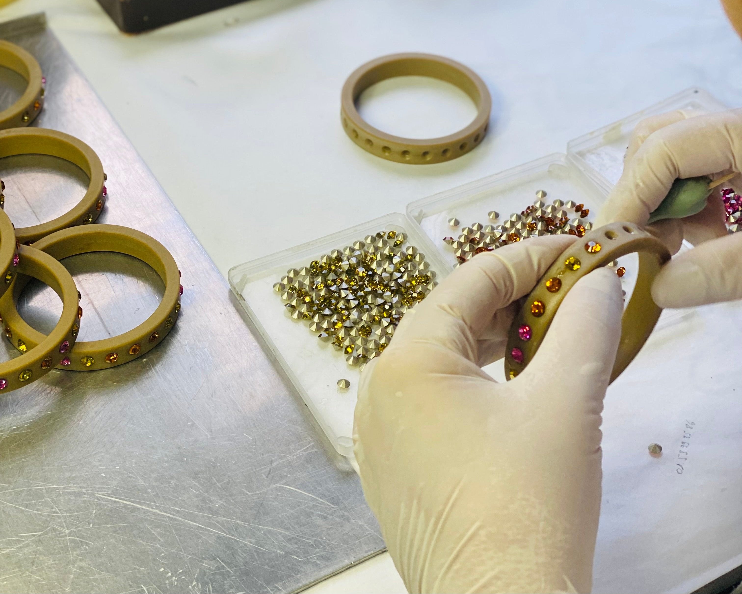 Etape de fabrication et assemblage de bracelet de luxe - Made in France